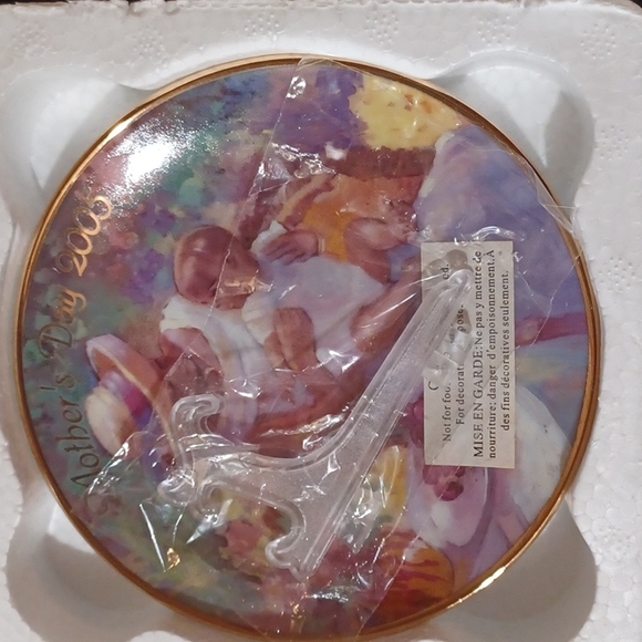 New in box 2005 Avon Mother's Day plate Mother's Joy - Picture 3 of 3